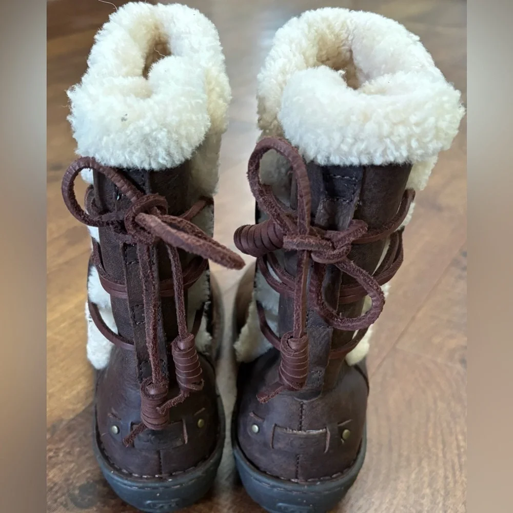 UGG akadia Womens leather boots shearling lining Sz 7